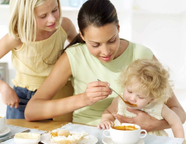 Ребенок ест пюре Ребенок ест пюре