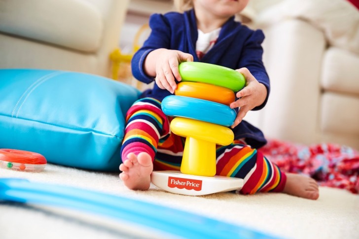 Ребенок собирает пирамидку Ребенок собирает пирамидку