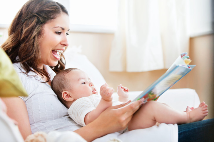 Чтение книжки малышу