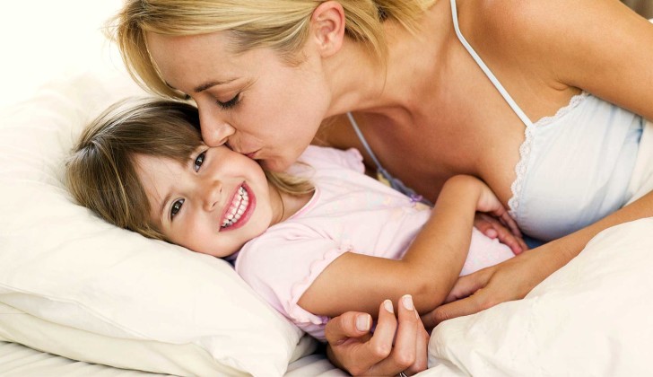 Мама будит ребенка Мама будит ребенка