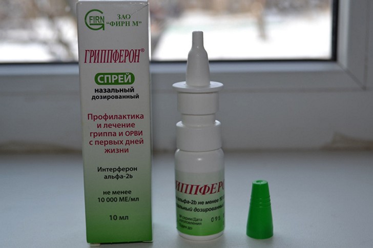 До года рекомендуется использовать капли, для детей постарше гораздо удобнее спрей 