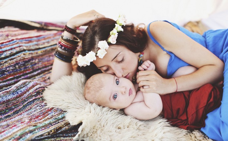 Мама поет колыбельную Мама поет колыбельную