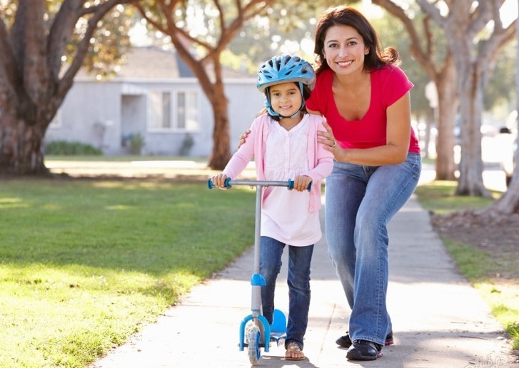 Ребенок учится кататься Ребенок учится кататься