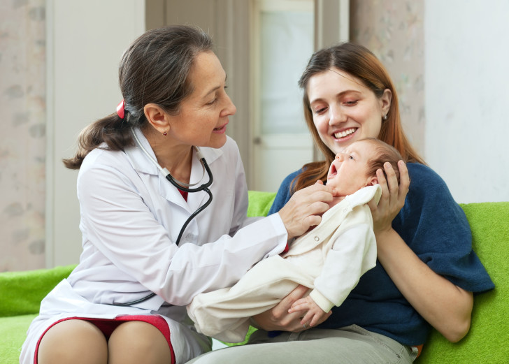 Осмотр ребенка педиатром Осмотр ребенка педиатром