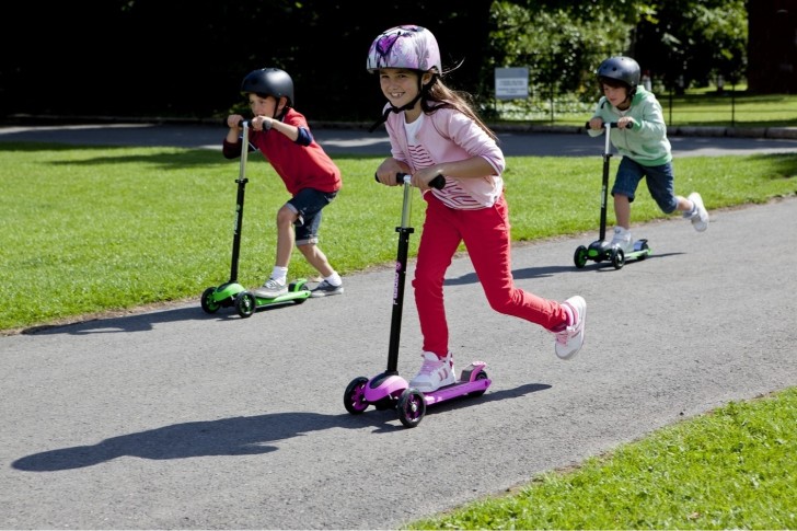 Катание на самокате Катание на самокате