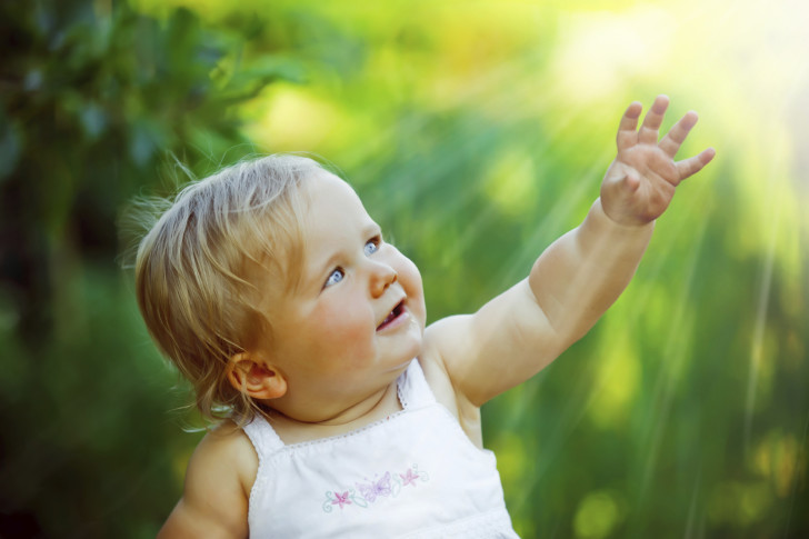 Ребенок на солнце Ребенок на солнце